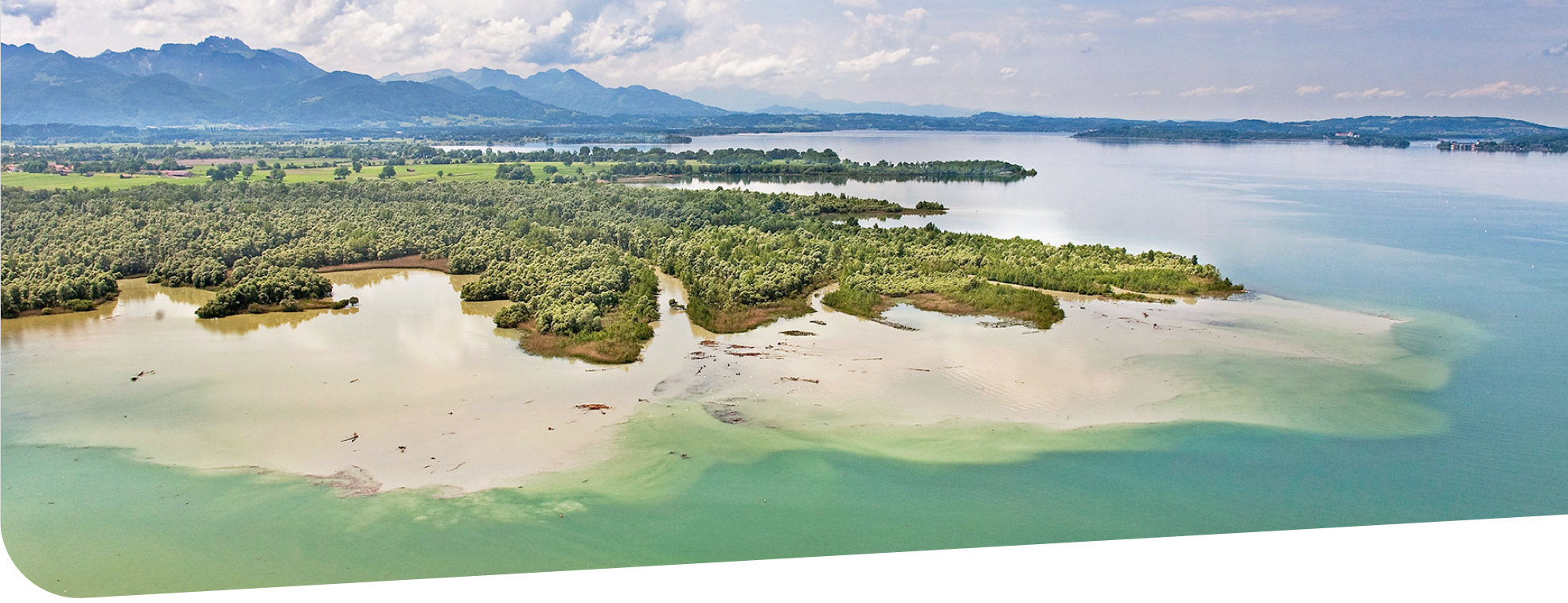 Chiemsee mit Landzungen die in den Chiemsse hereinragen, im Hintergrund die Berge AUV-Chiemsee